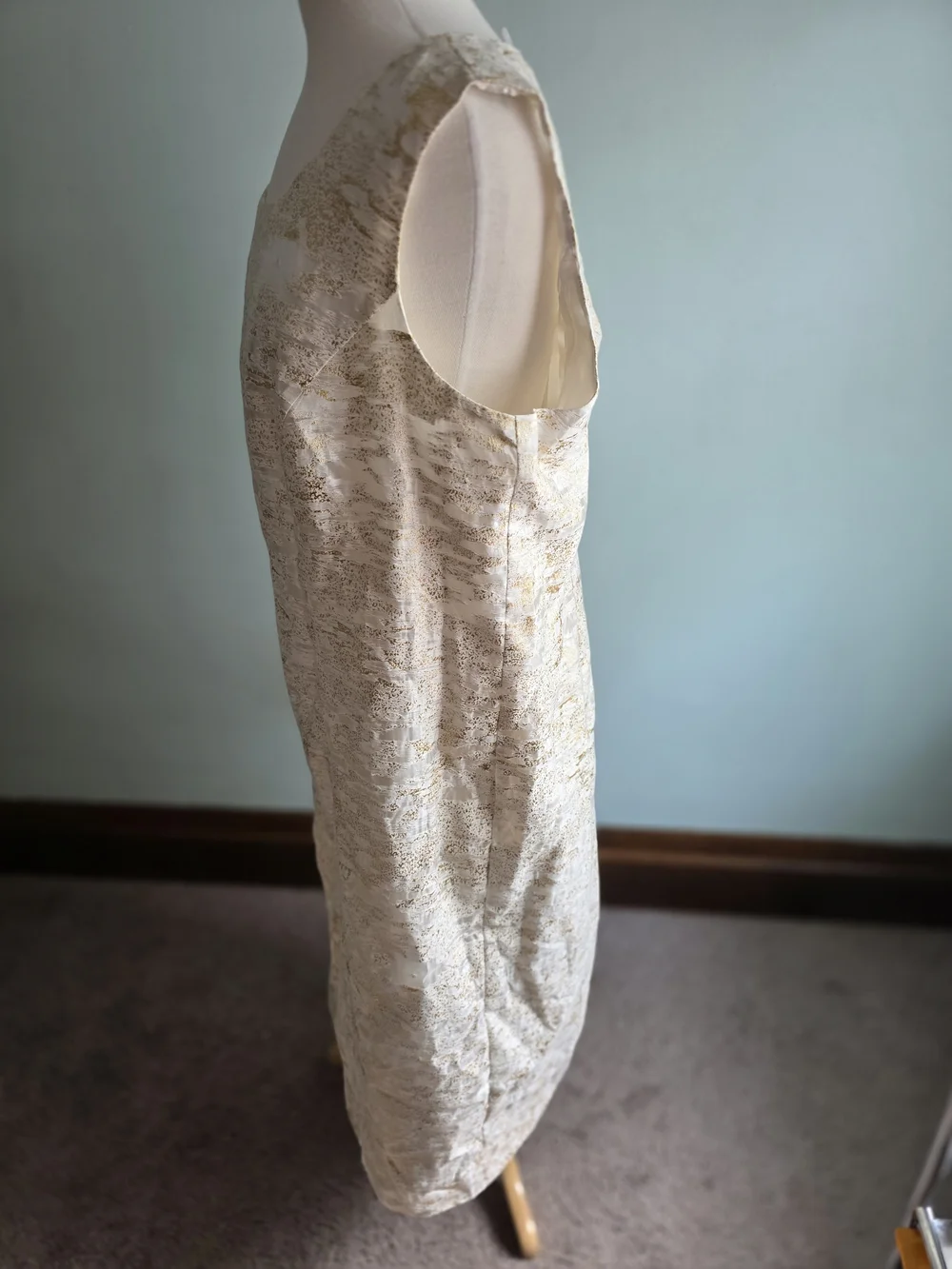 MASSEYS Sleeveless Metallic Brocade Shift Dress And Jacket in Cream and Gold - Picture 4 of 11
